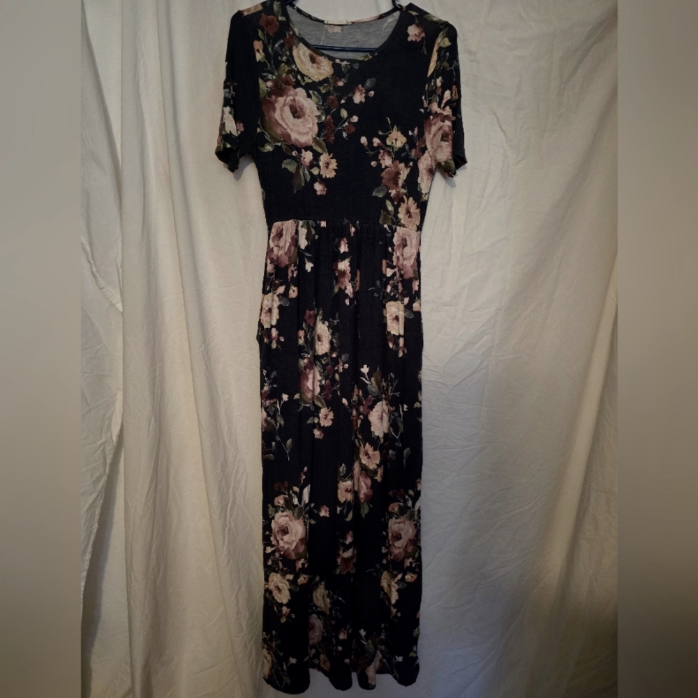 FIRST LOOKS MAXI DRESS SIZE MEDIUM